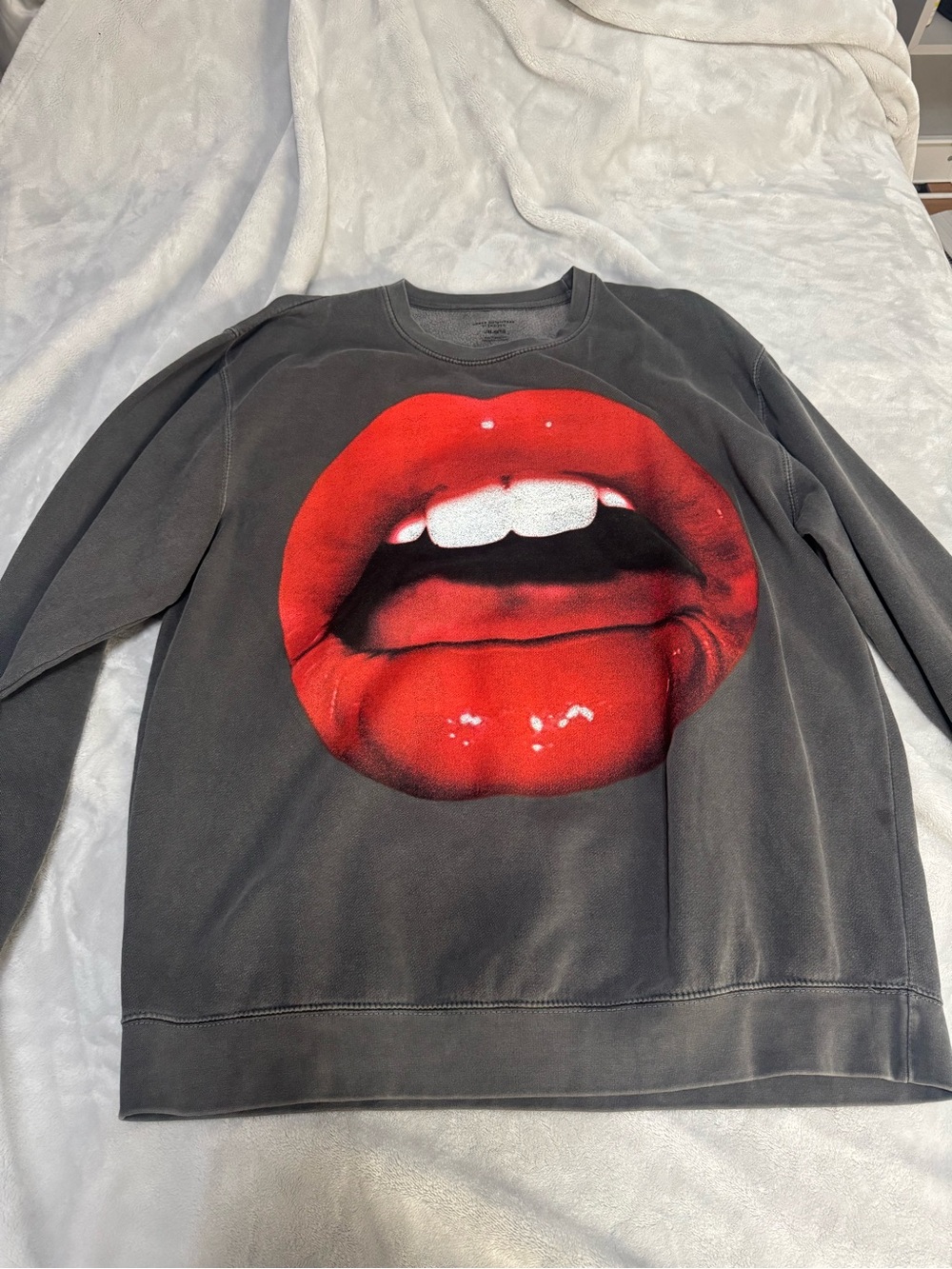 RED LIP GRAPHIC SWEATSHIRT